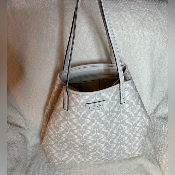 Coach City Tote in white and gray signature coated canvas with leather details - Picture 3 of 13